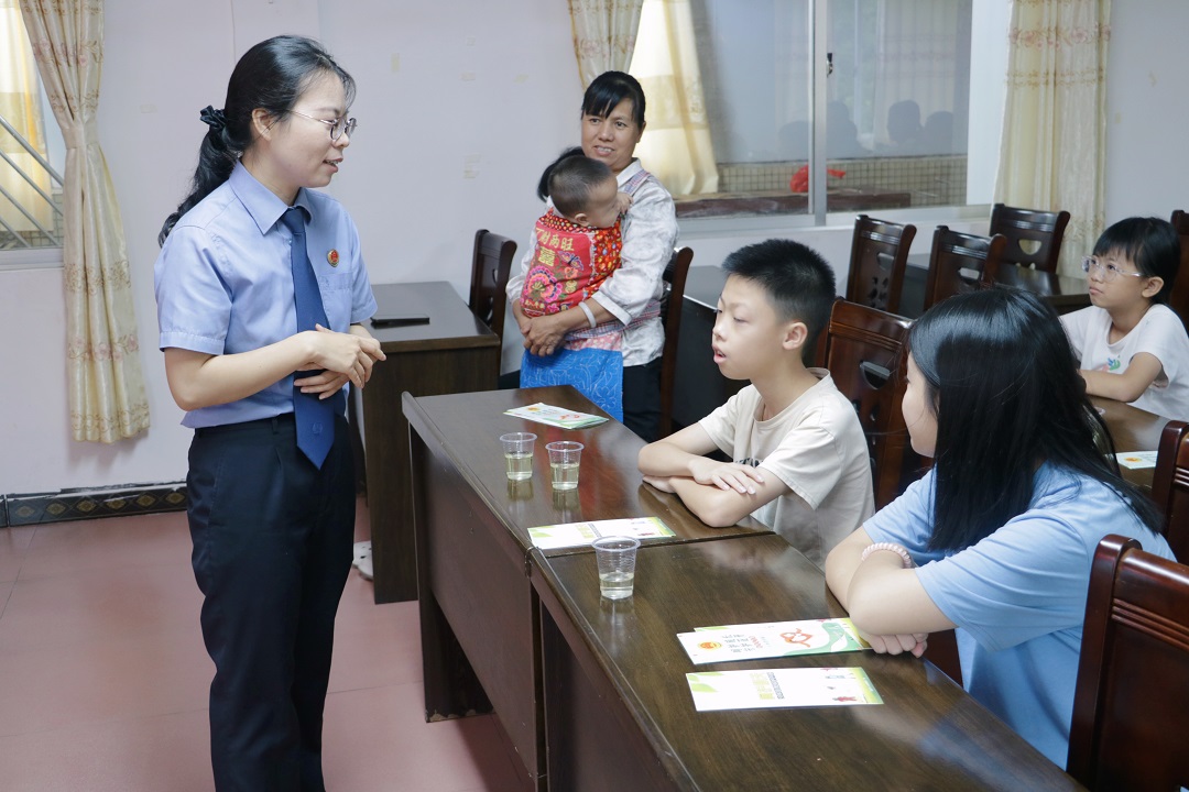 检察官和孩子互动.jpg
